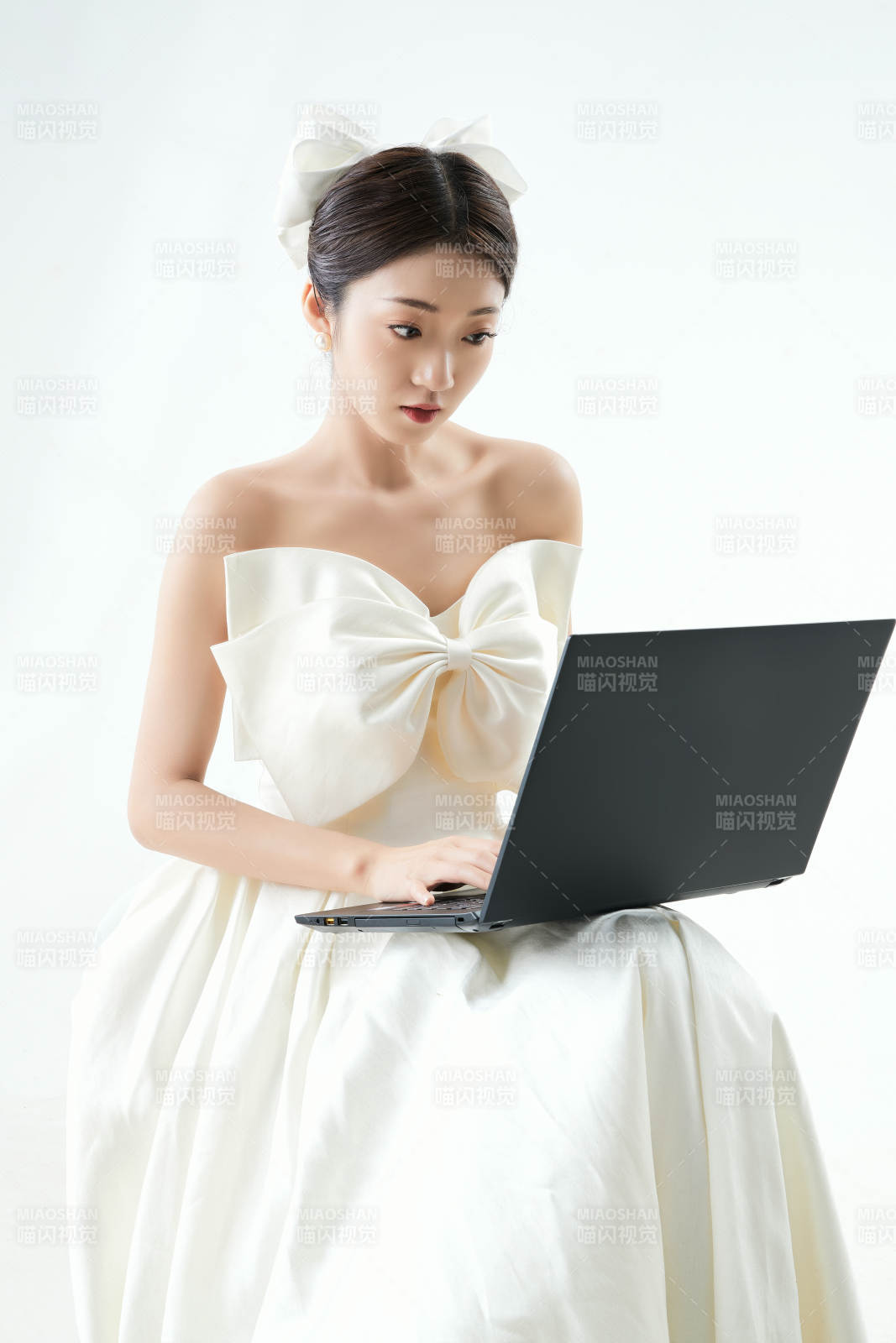 沉浸在网络恋爱世界的亚洲女性图片