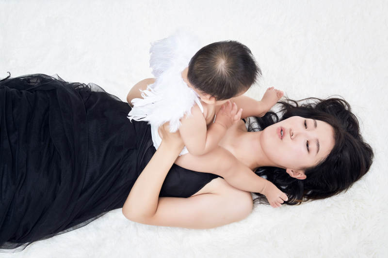 妈妈陪伴宝宝快乐的玩耍图片