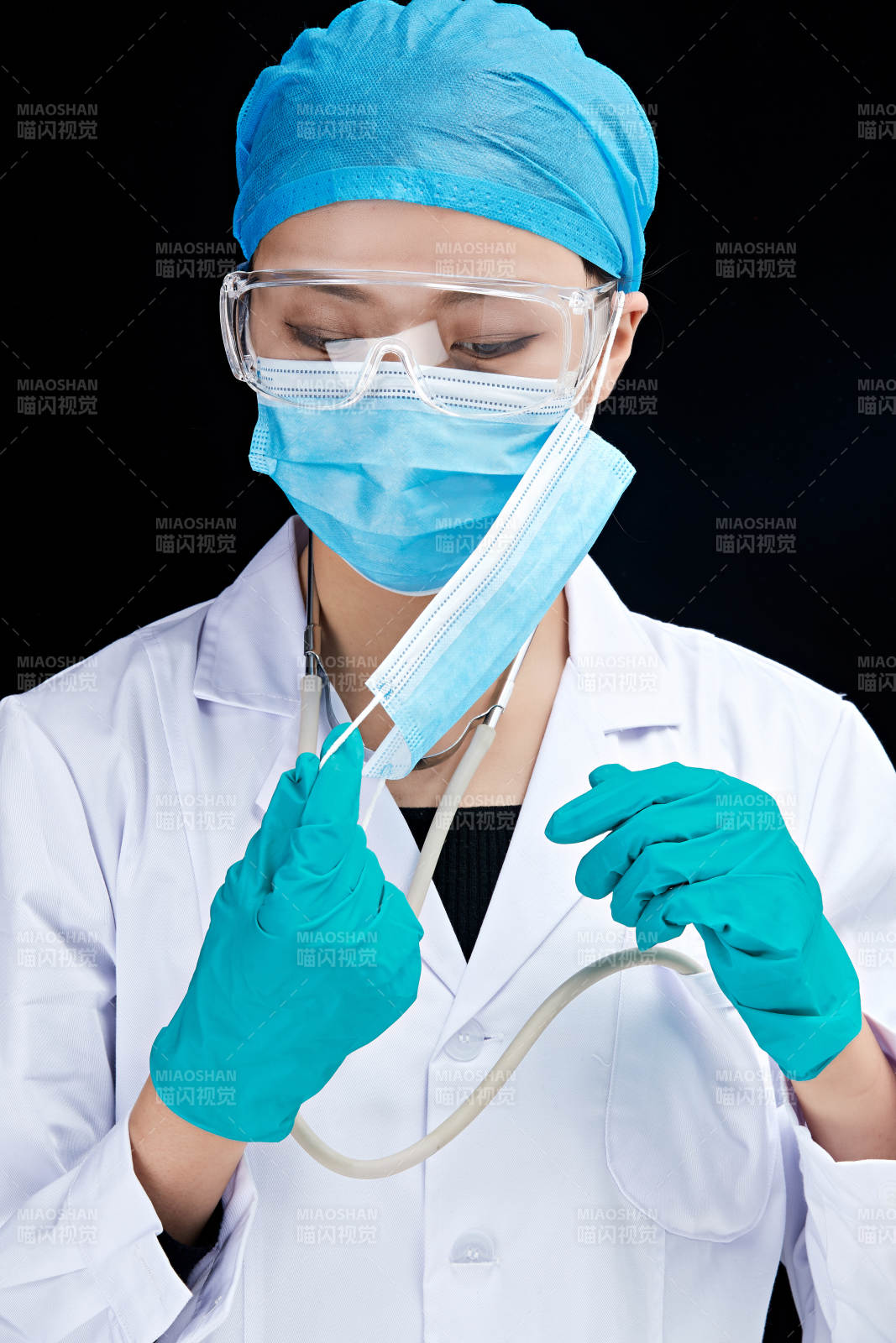 专业的医护人员提示口罩佩戴的重要性图片