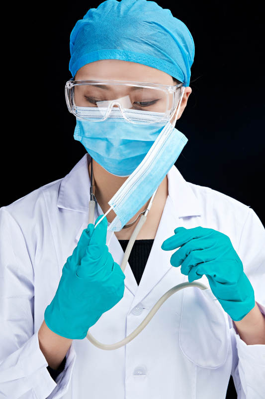 专业的医护人员提示口罩佩戴的重要性图片