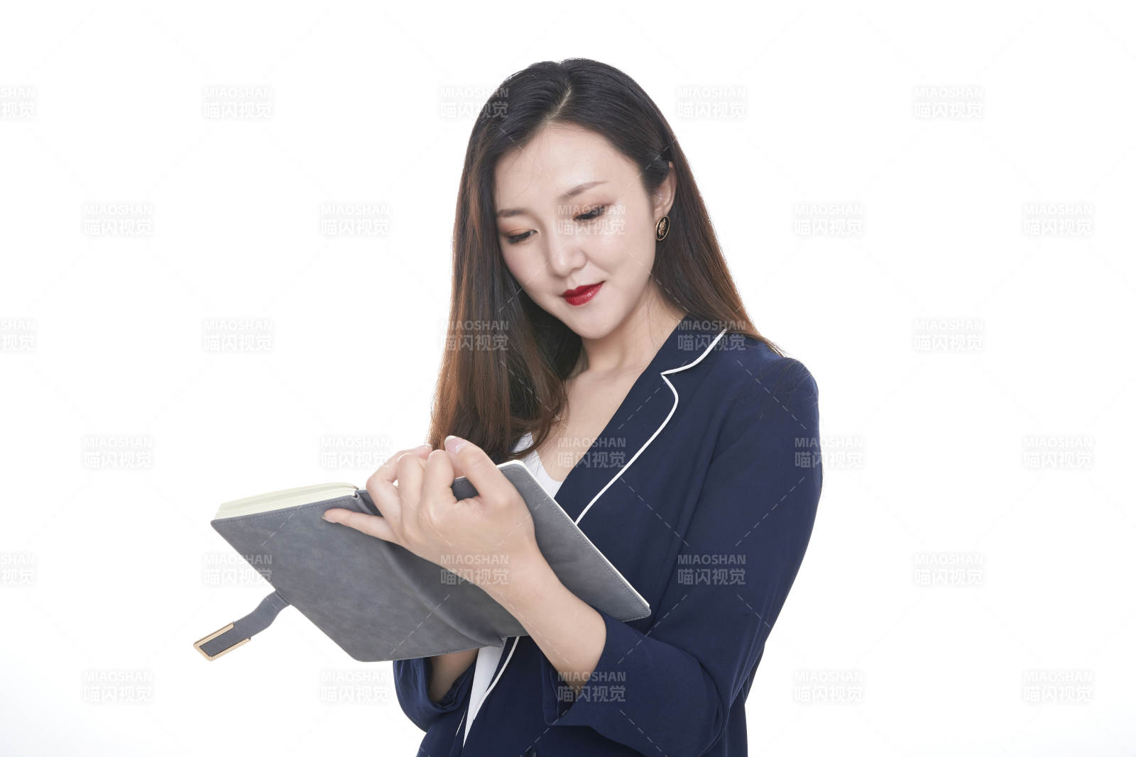 棚拍白色背景的亚洲青年女性商务公关图片