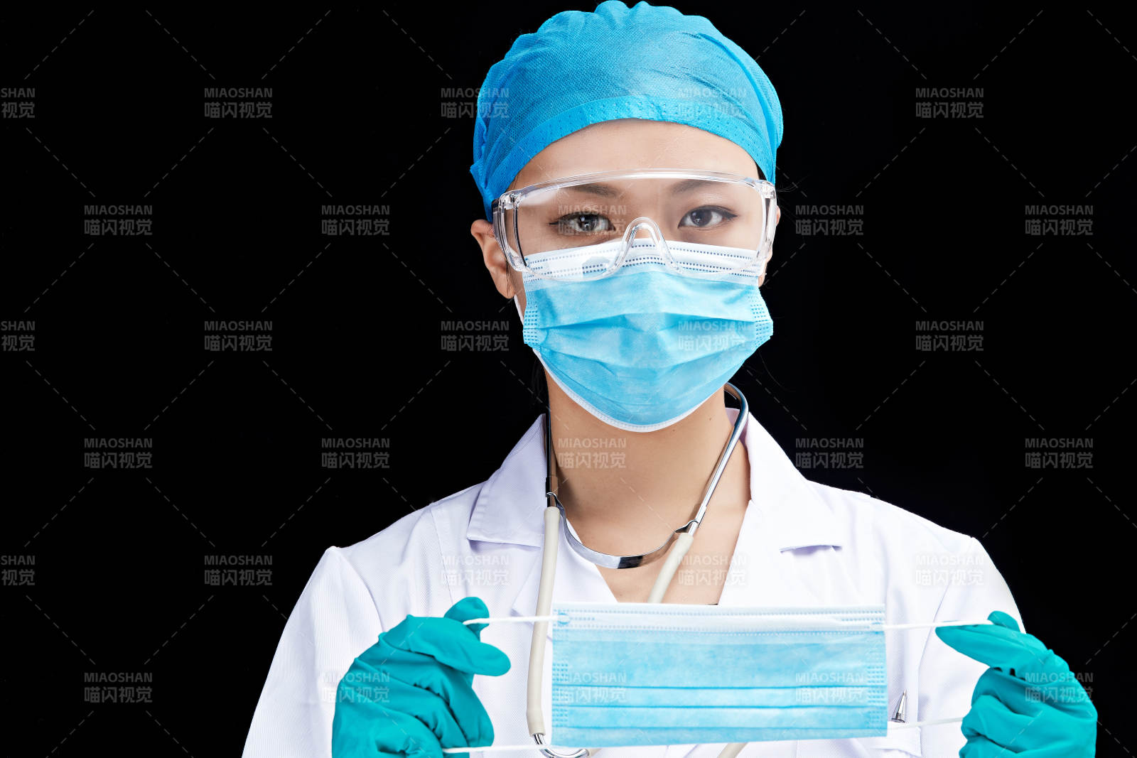 专业的医护人员提示口罩佩戴的重要性图片