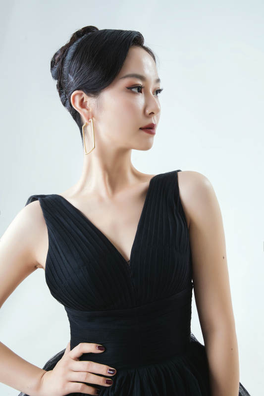 棚拍白色背景下的洁白婚纱新娘美妆图片