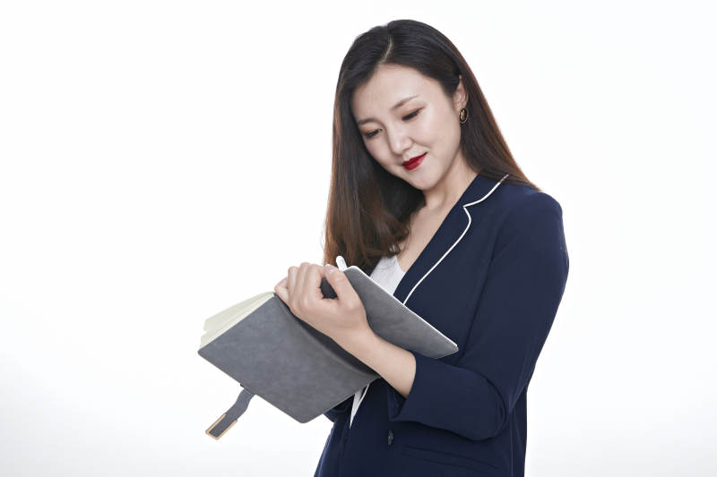 棚拍白色背景的亚洲青年女性商务公关图片