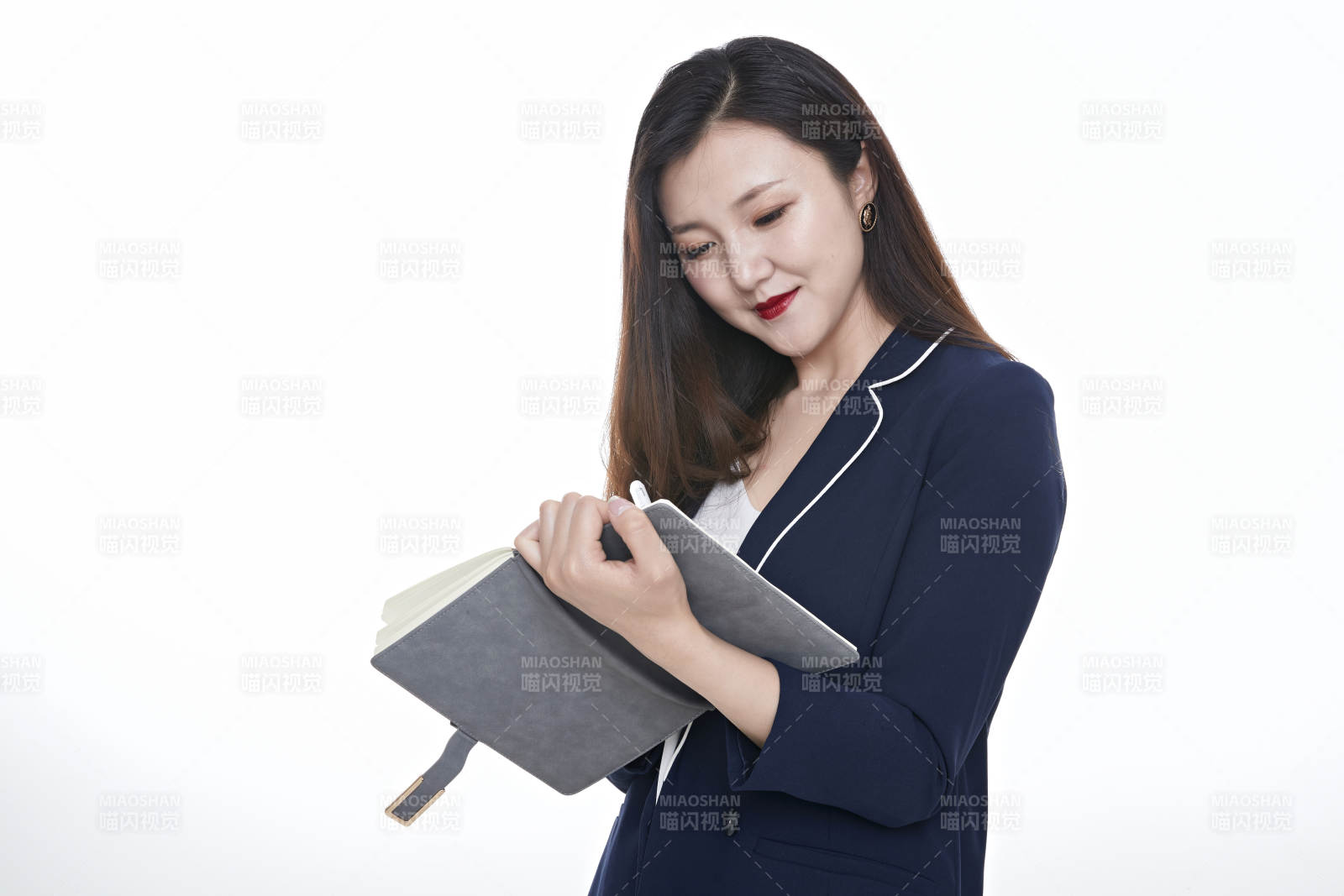 棚拍白色背景的亚洲青年女性商务公关图片