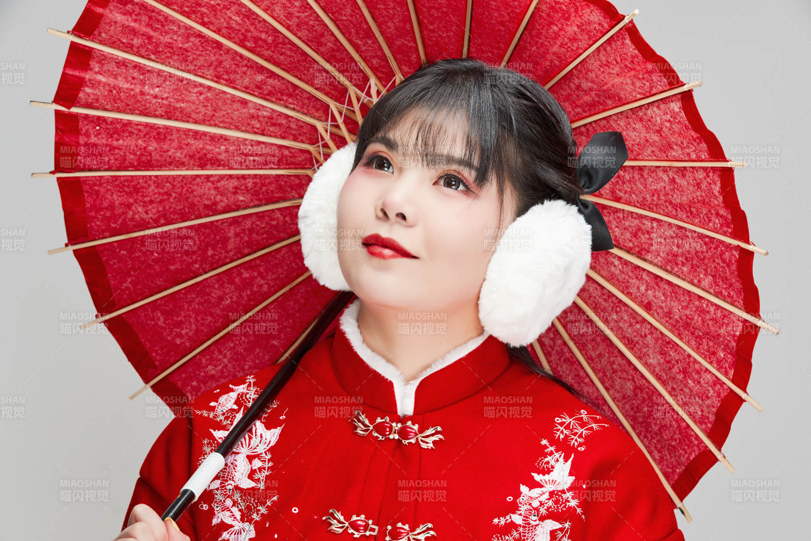 手打油纸伞手提红灯笼身穿喜庆汉服的可爱少女图片