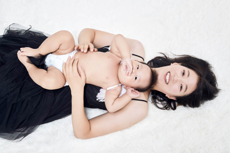 妈妈陪伴宝宝快乐的玩耍图片