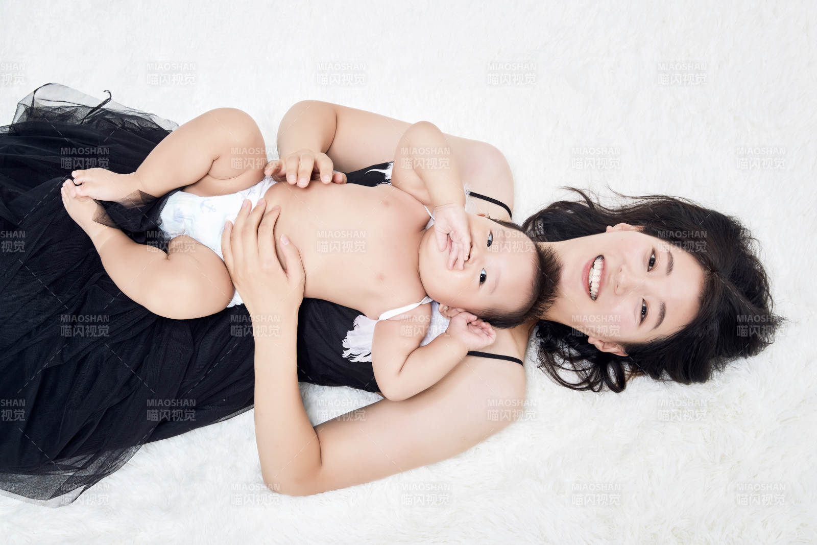 妈妈陪伴宝宝快乐的玩耍图片