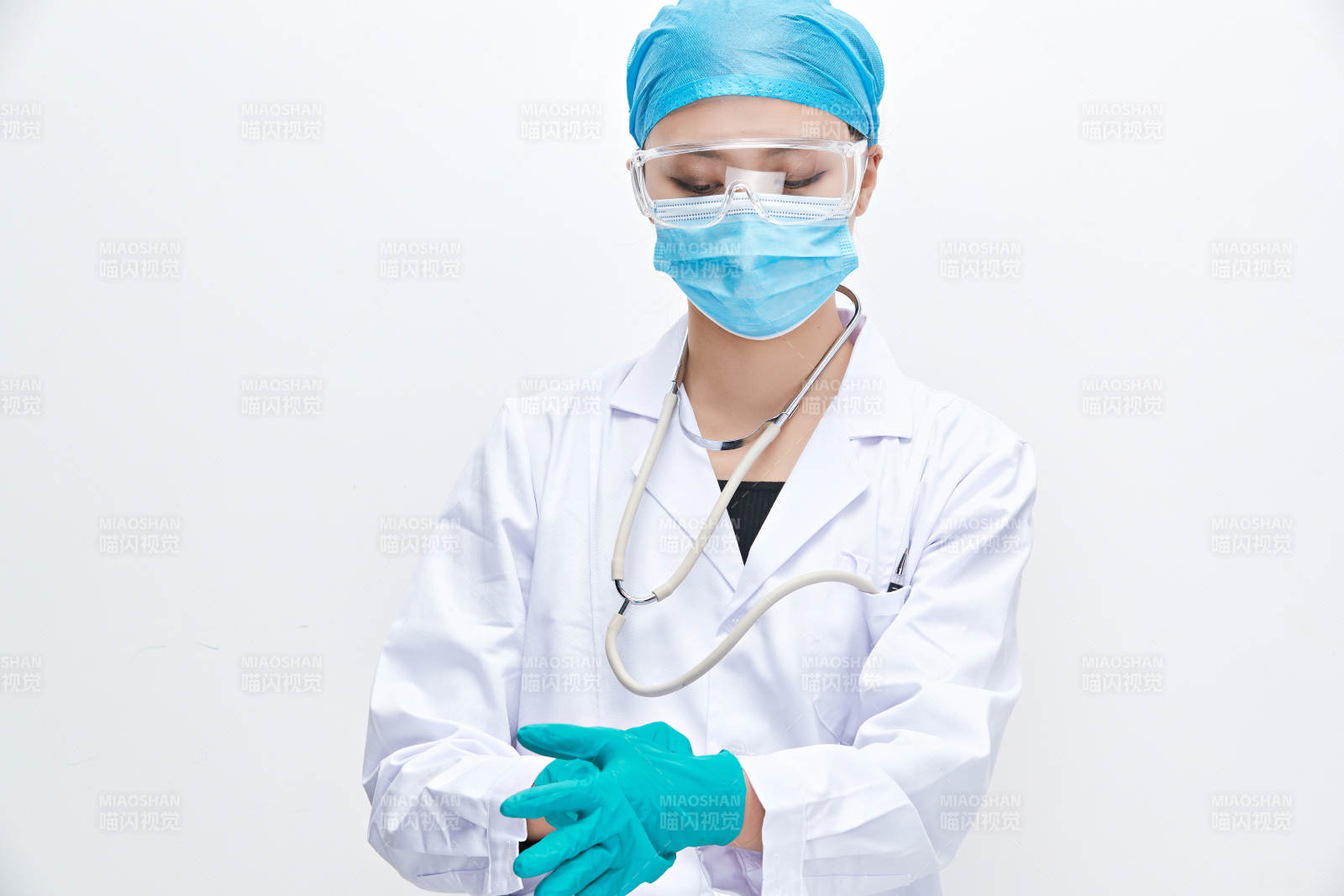 白色背景下的专业医疗人员形象图片