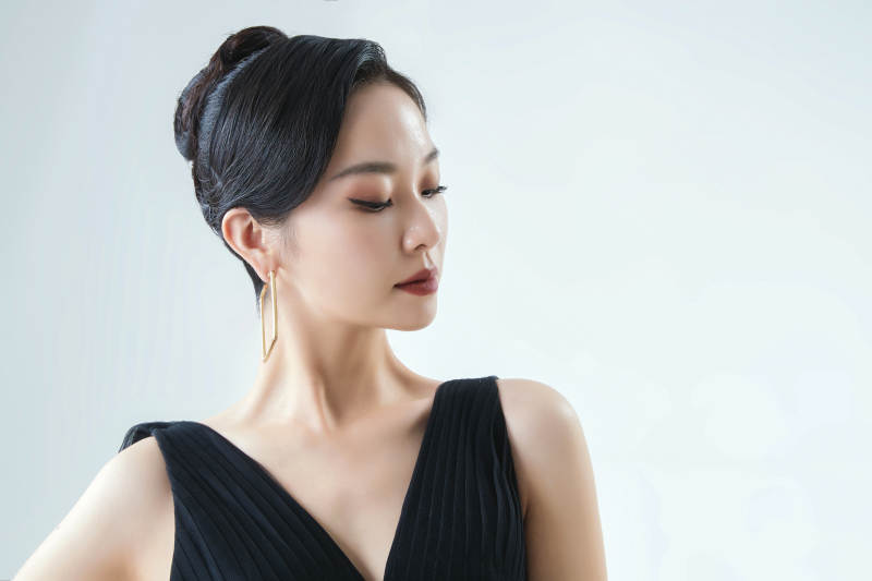 棚拍白色背景下的洁白婚纱新娘美妆图片