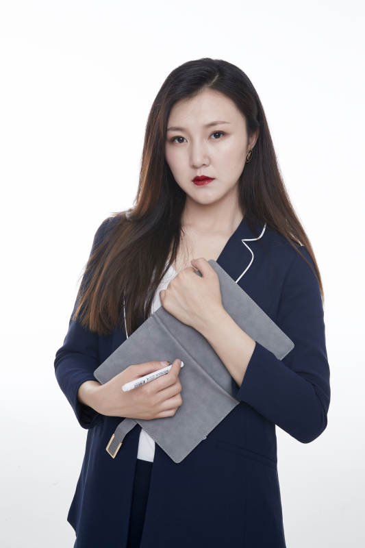 棚拍白色背景的亚洲青年女性商务公关图片