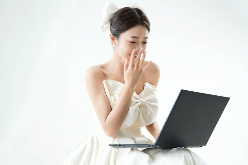 沉浸在网络恋爱世界的亚洲女性图片