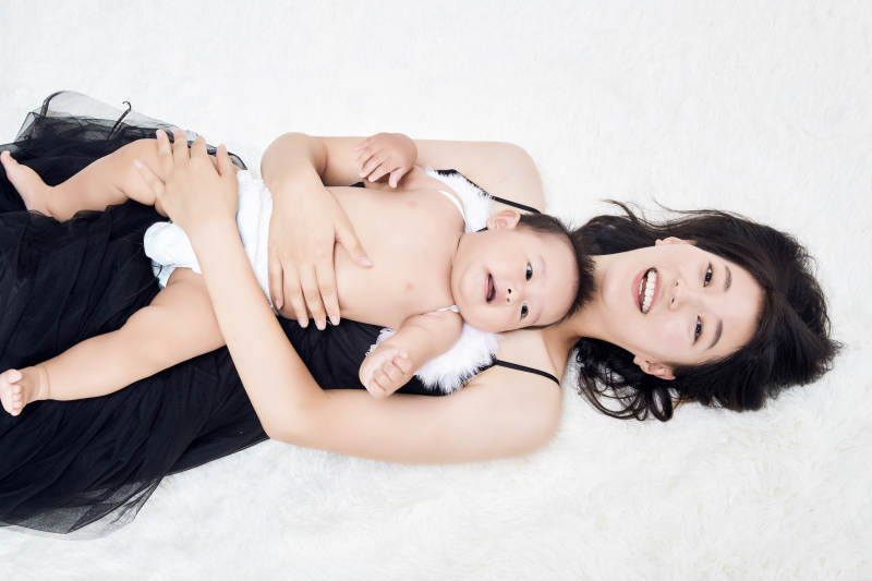 妈妈陪伴宝宝快乐的玩耍图片