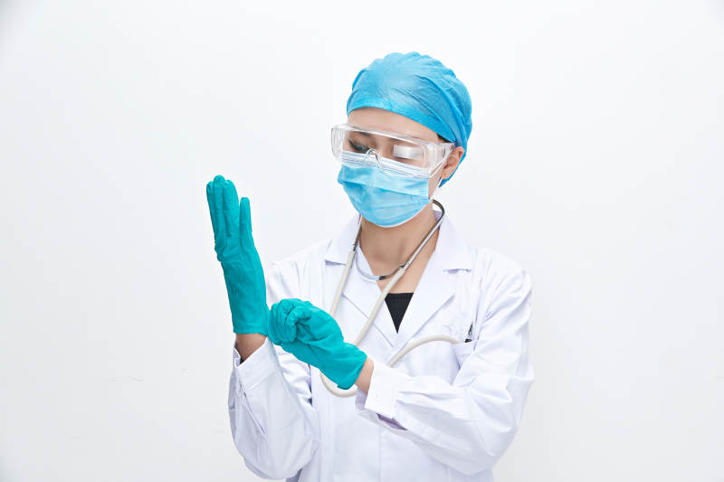 白色背景下的专业医疗人员形象图片