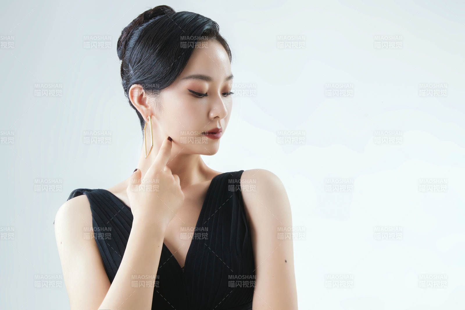 棚拍白色背景下的洁白婚纱新娘美妆图片