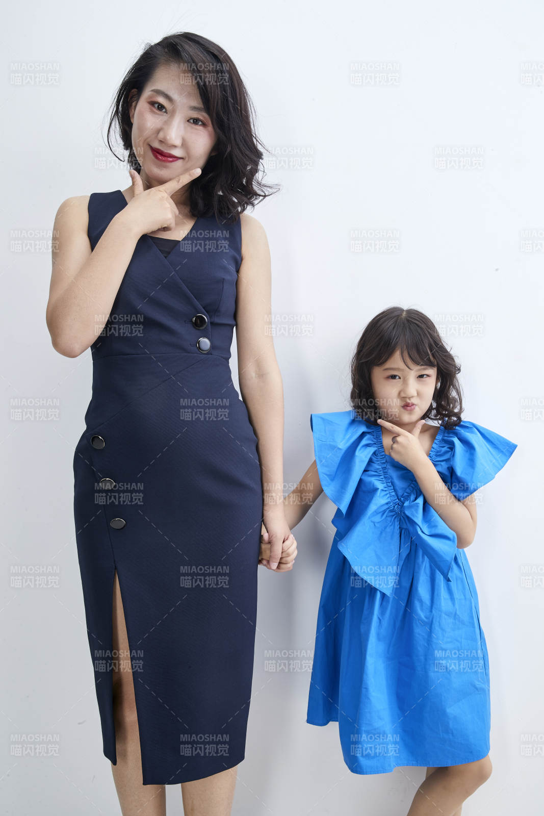 白色背景的美丽妈妈与可爱女儿亲子人像图片