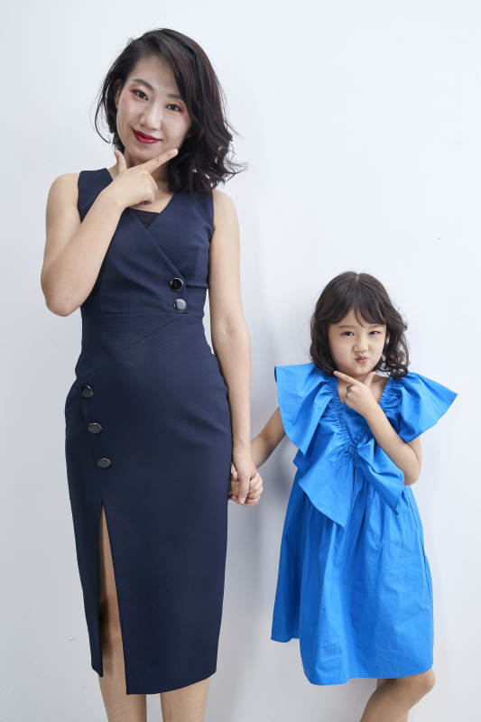 白色背景的美丽妈妈与可爱女儿亲子人像图片