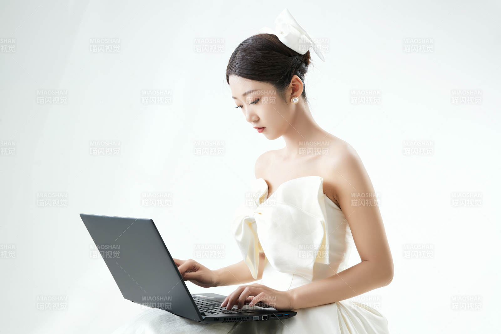 沉浸在网络恋爱世界的亚洲女性图片