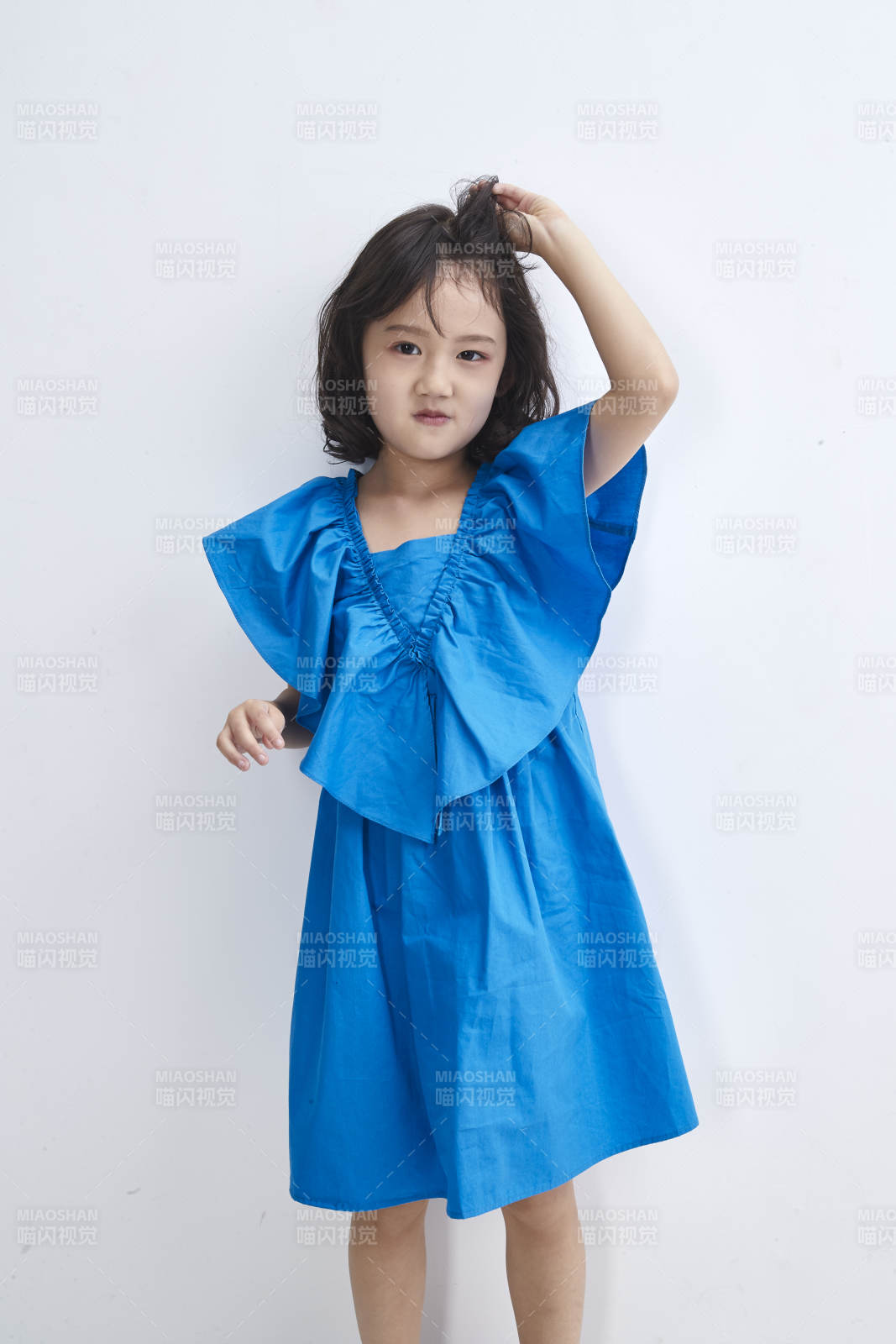 白色色背景的可爱的亚洲小女孩儿童图片