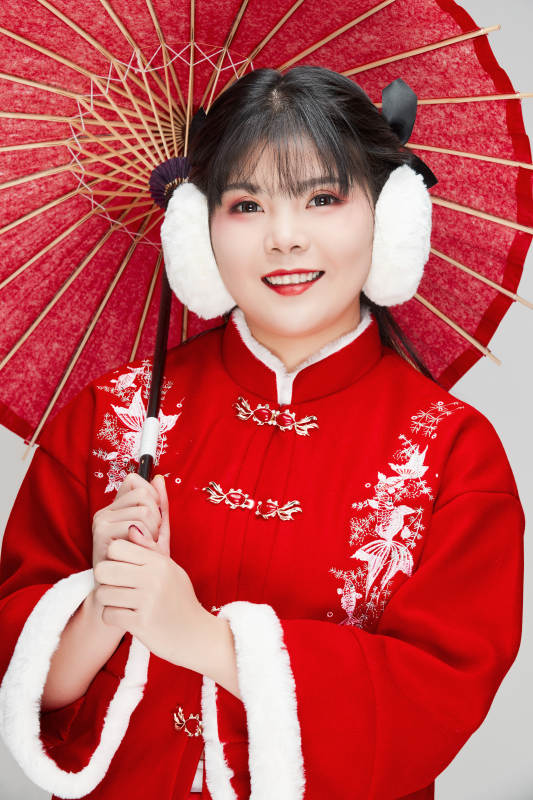 手打油纸伞手提红灯笼身穿喜庆汉服的可爱少女图片