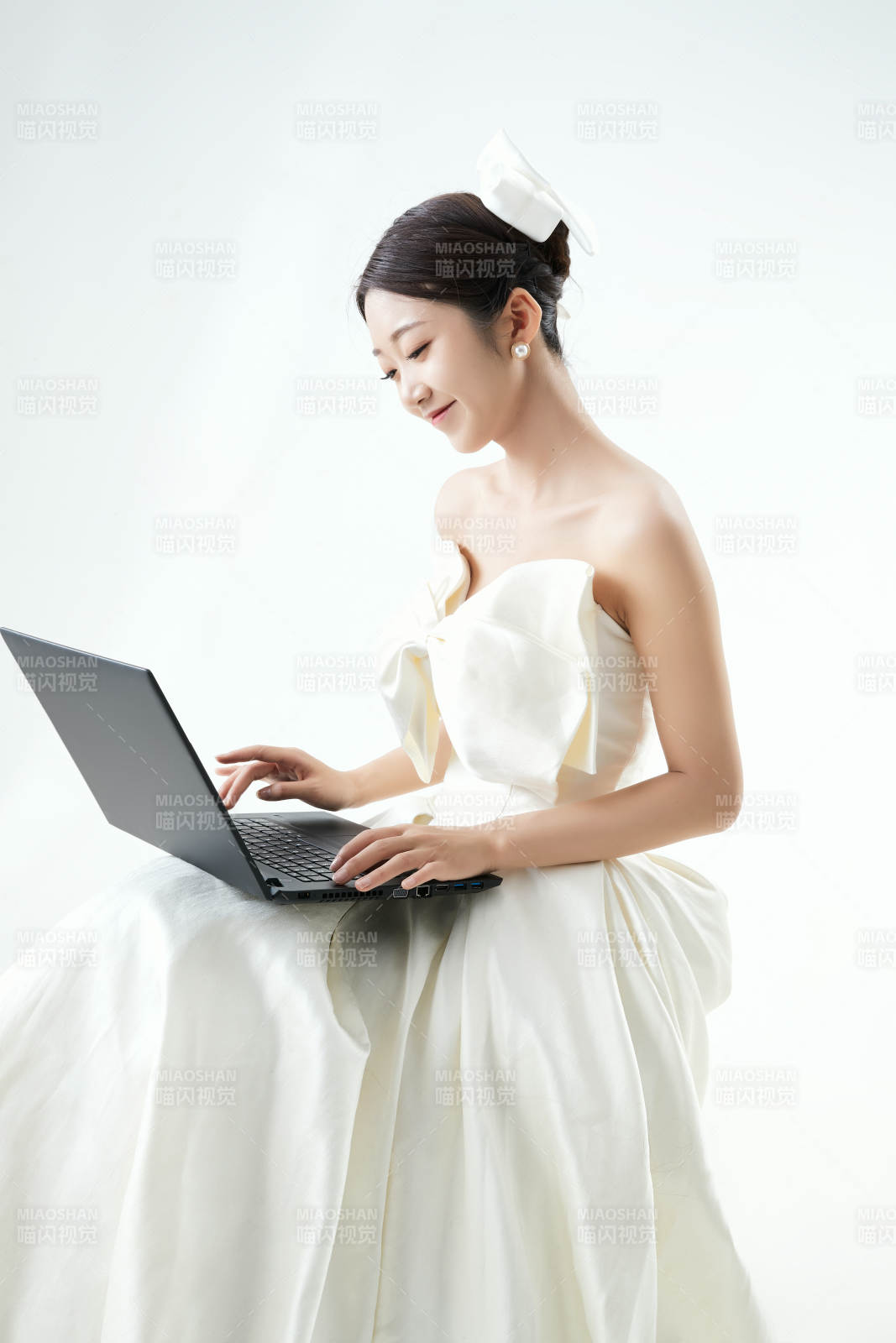 沉浸在网络恋爱世界的亚洲女性图片