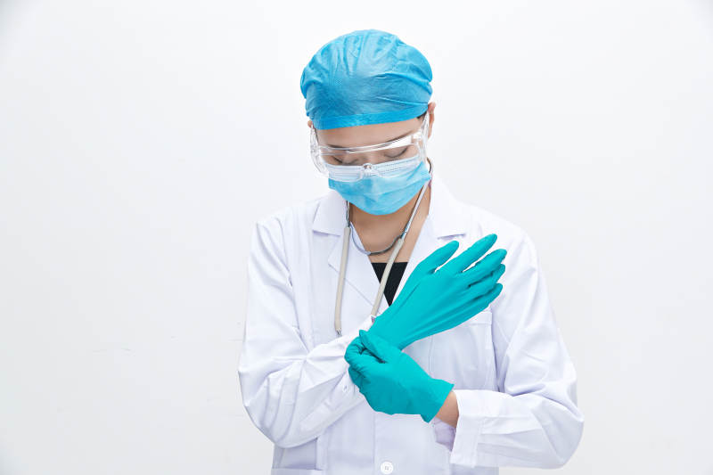 白色背景下的专业医疗人员形象图片