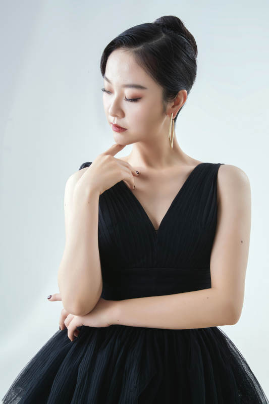 棚拍白色背景下的洁白婚纱新娘美妆图片