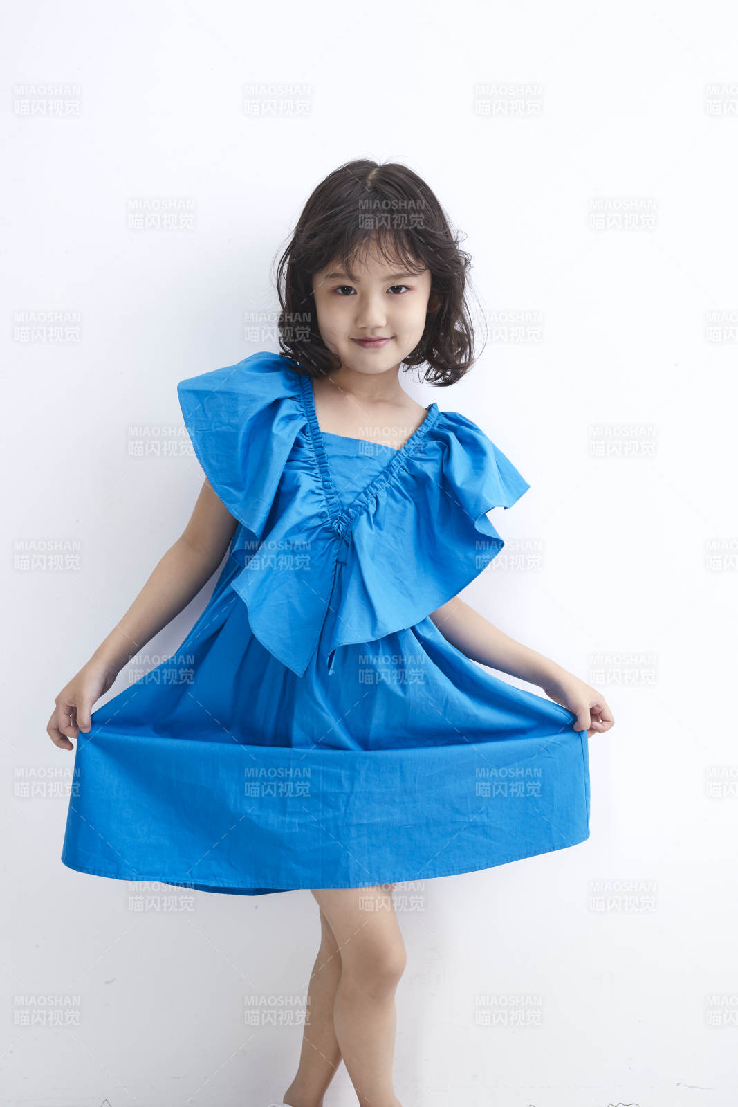 白色色背景的可爱的亚洲小女孩儿童图片