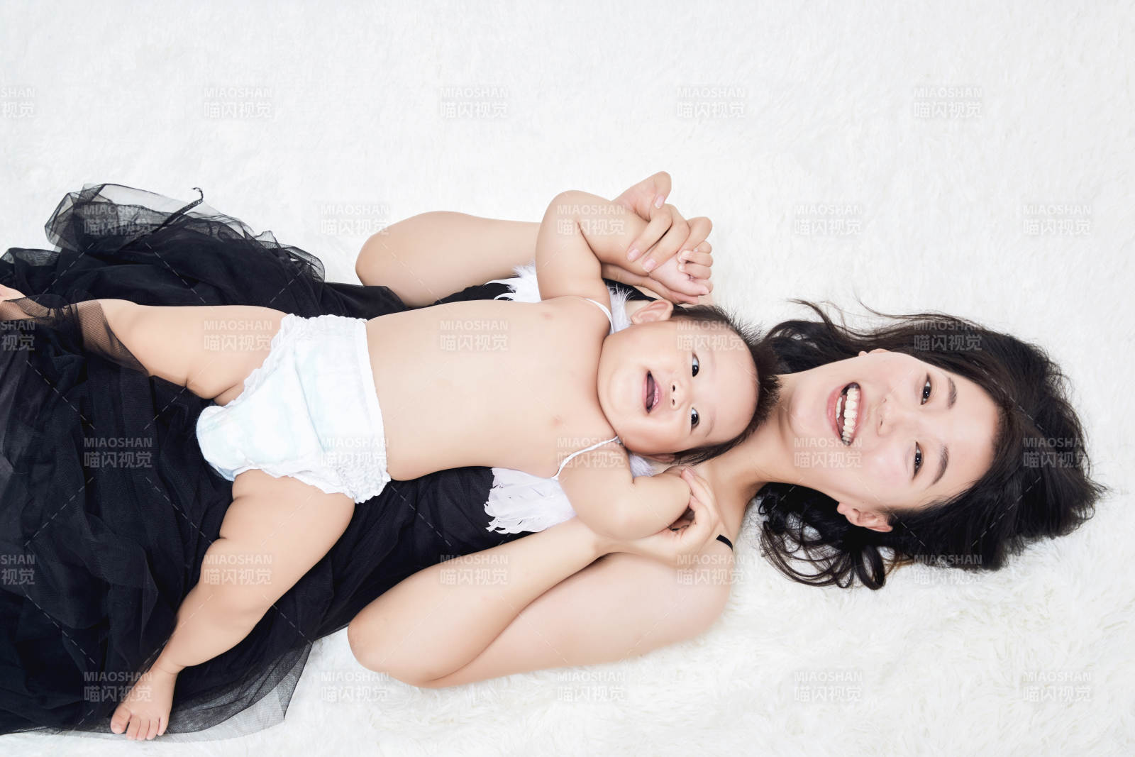 妈妈陪伴宝宝快乐的玩耍图片