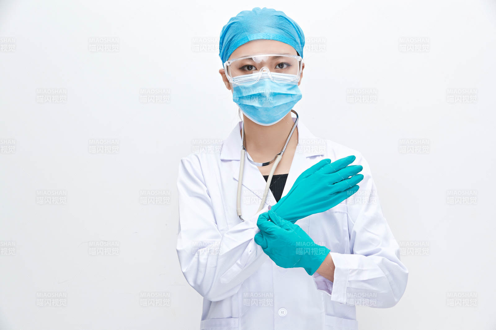 白色背景下的专业医疗人员形象图片