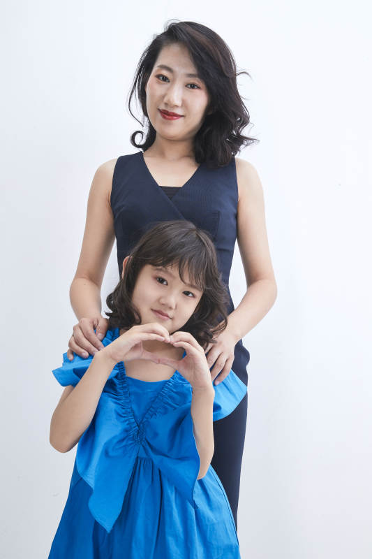 白色背景的美丽妈妈与可爱女儿亲子人像图片