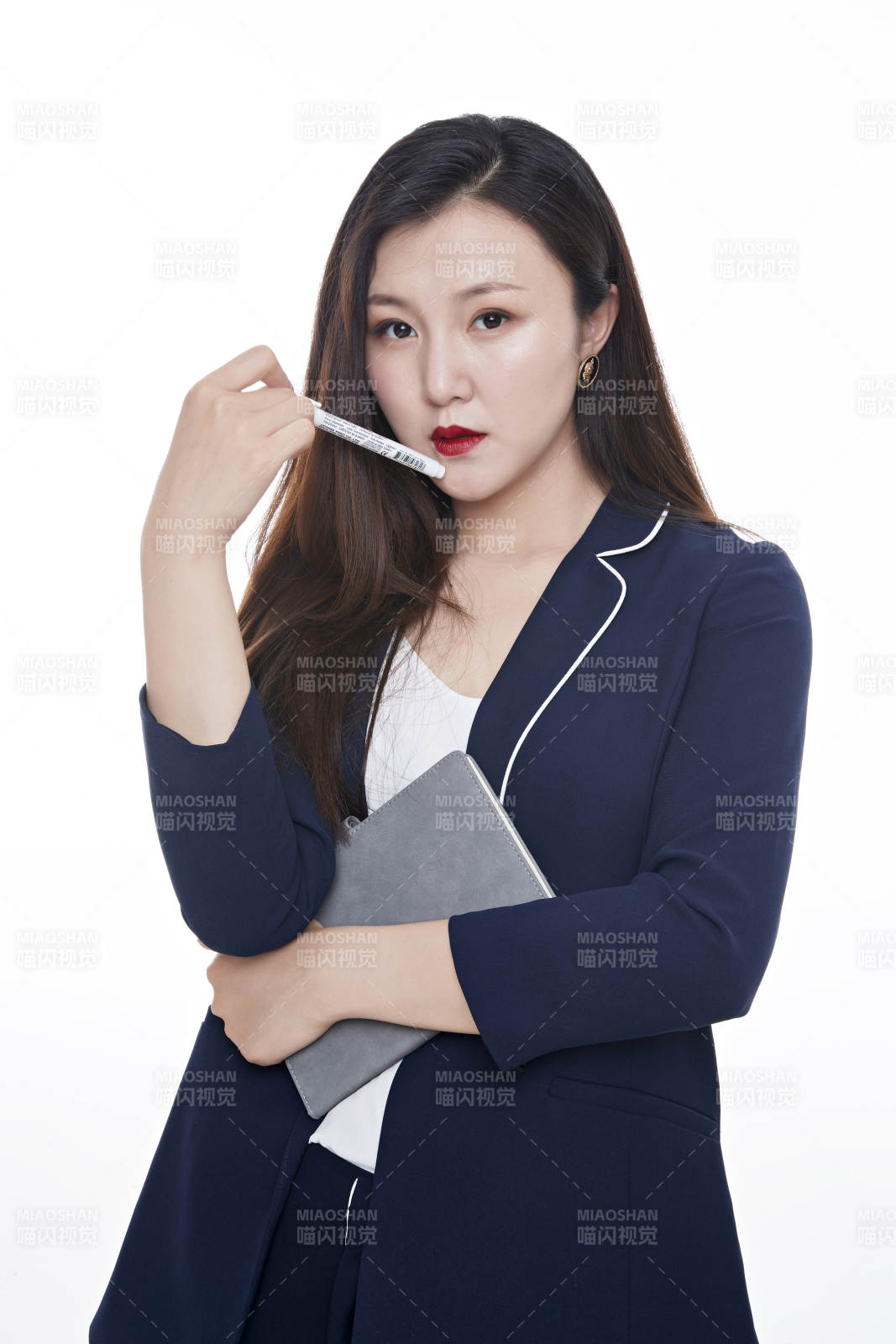 棚拍白色背景的亚洲青年女性商务公关图片