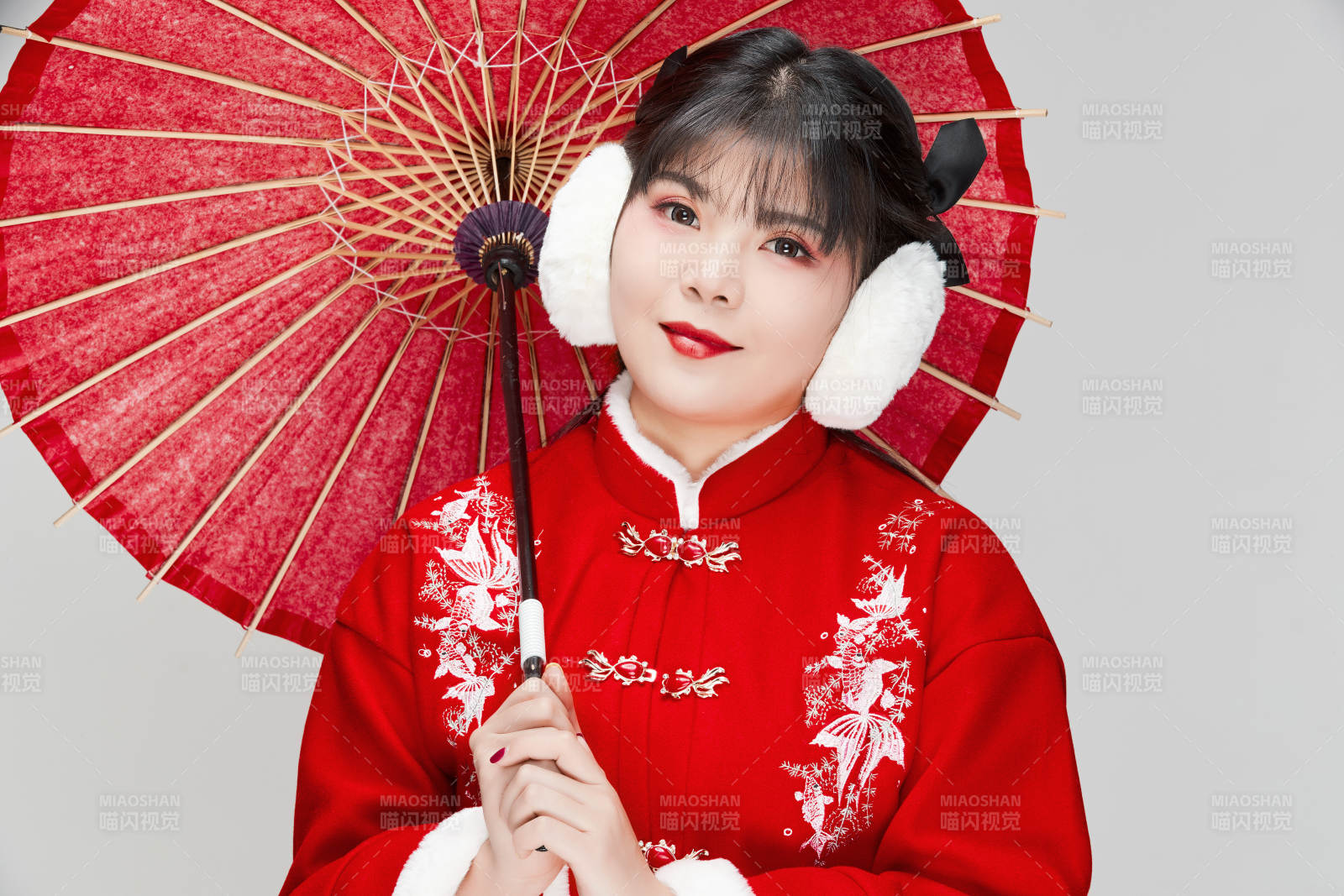 手打油纸伞手提红灯笼身穿喜庆汉服的可爱少女图片