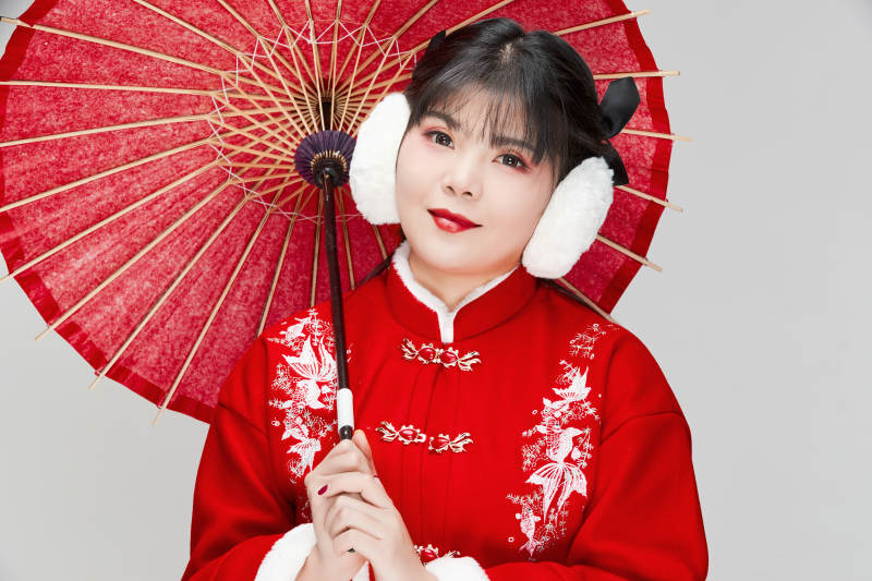 手打油纸伞手提红灯笼身穿喜庆汉服的可爱少女图片
