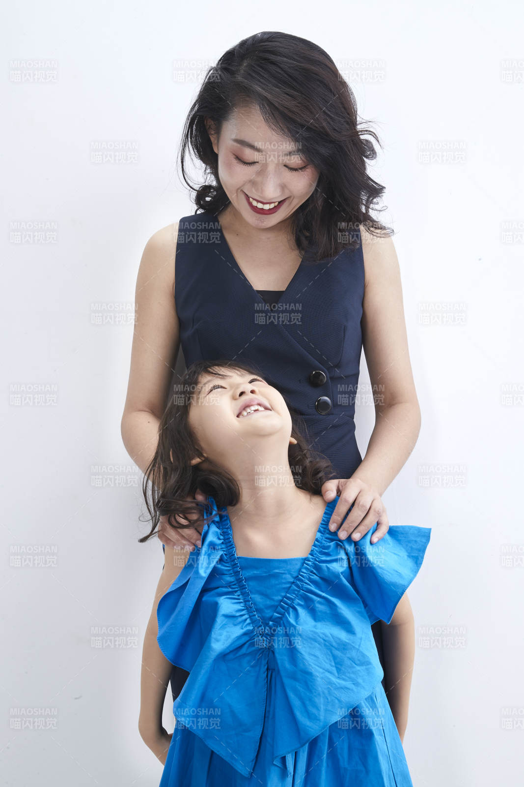 白色背景的美丽妈妈与可爱女儿亲子人像图片