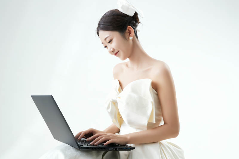 沉浸在网络恋爱世界的亚洲女性图片