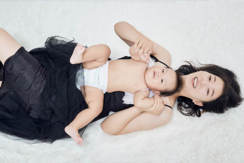 妈妈陪伴宝宝快乐的玩耍图片