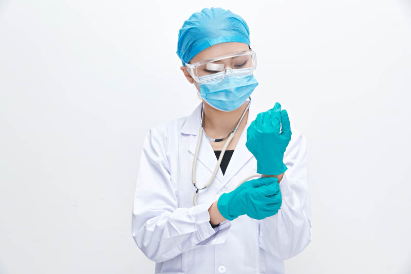 白色背景下的专业医疗人员形象图片