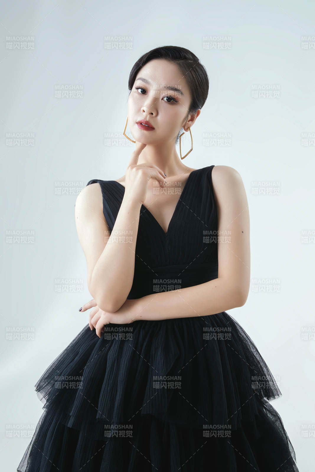 棚拍白色背景下的洁白婚纱新娘美妆图片