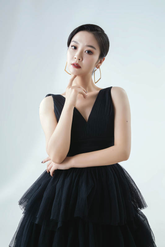 棚拍白色背景下的洁白婚纱新娘美妆图片