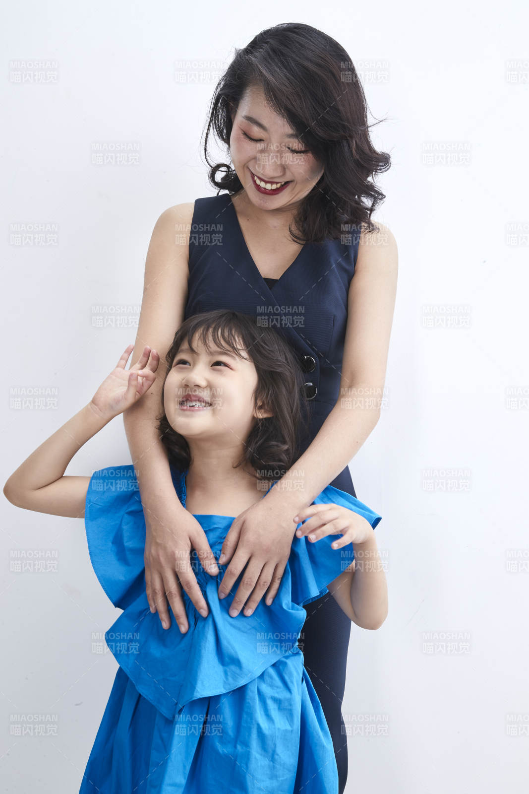 白色背景的美丽妈妈与可爱女儿亲子人像图片