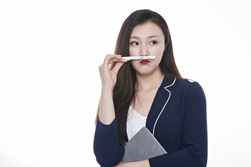 棚拍白色背景的亚洲青年女性商务公关图片