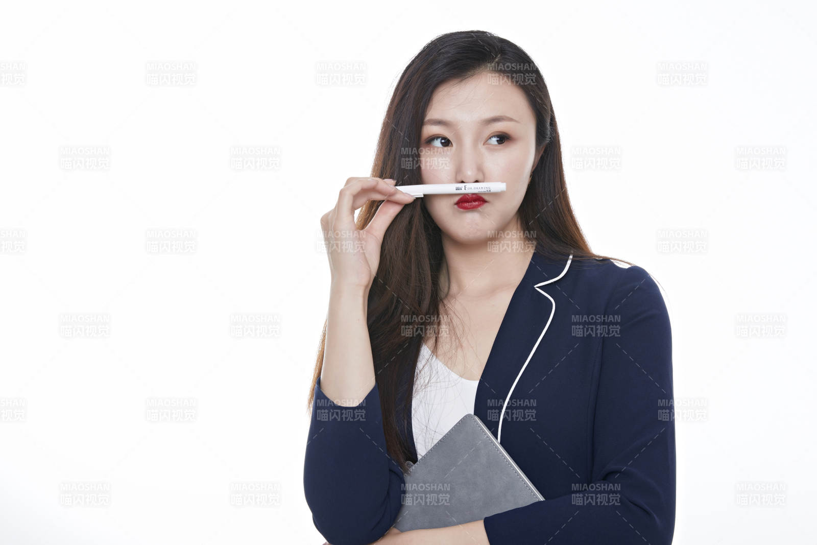 棚拍白色背景的亚洲青年女性商务公关图片