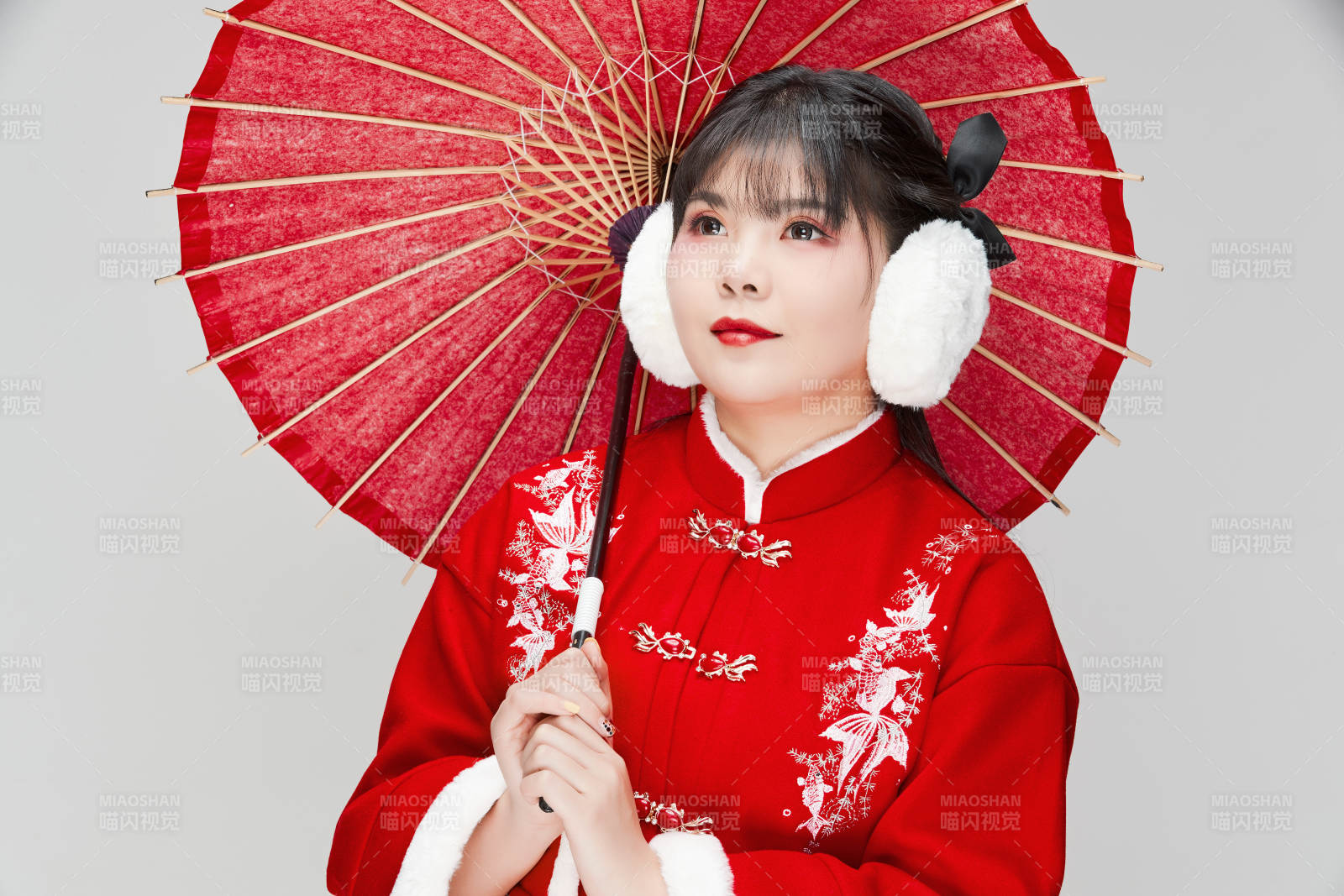 手打油纸伞手提红灯笼身穿喜庆汉服的可爱少女图片