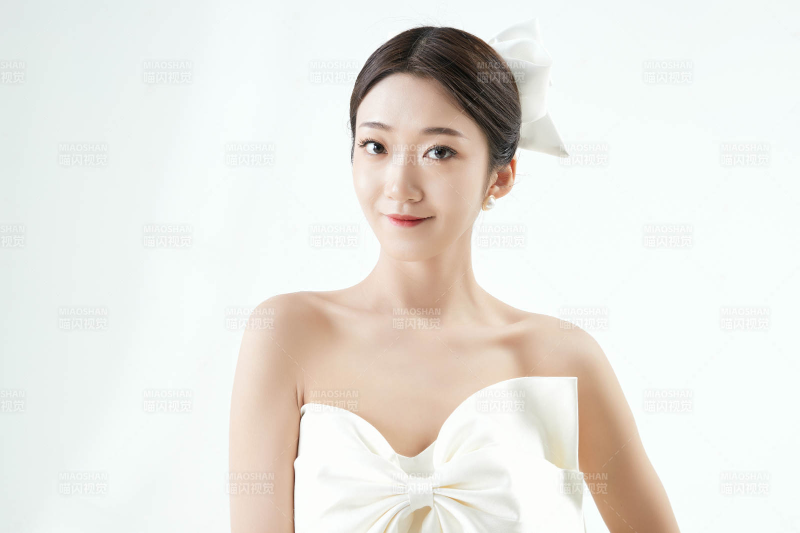 沉浸在网络恋爱世界的亚洲女性图片