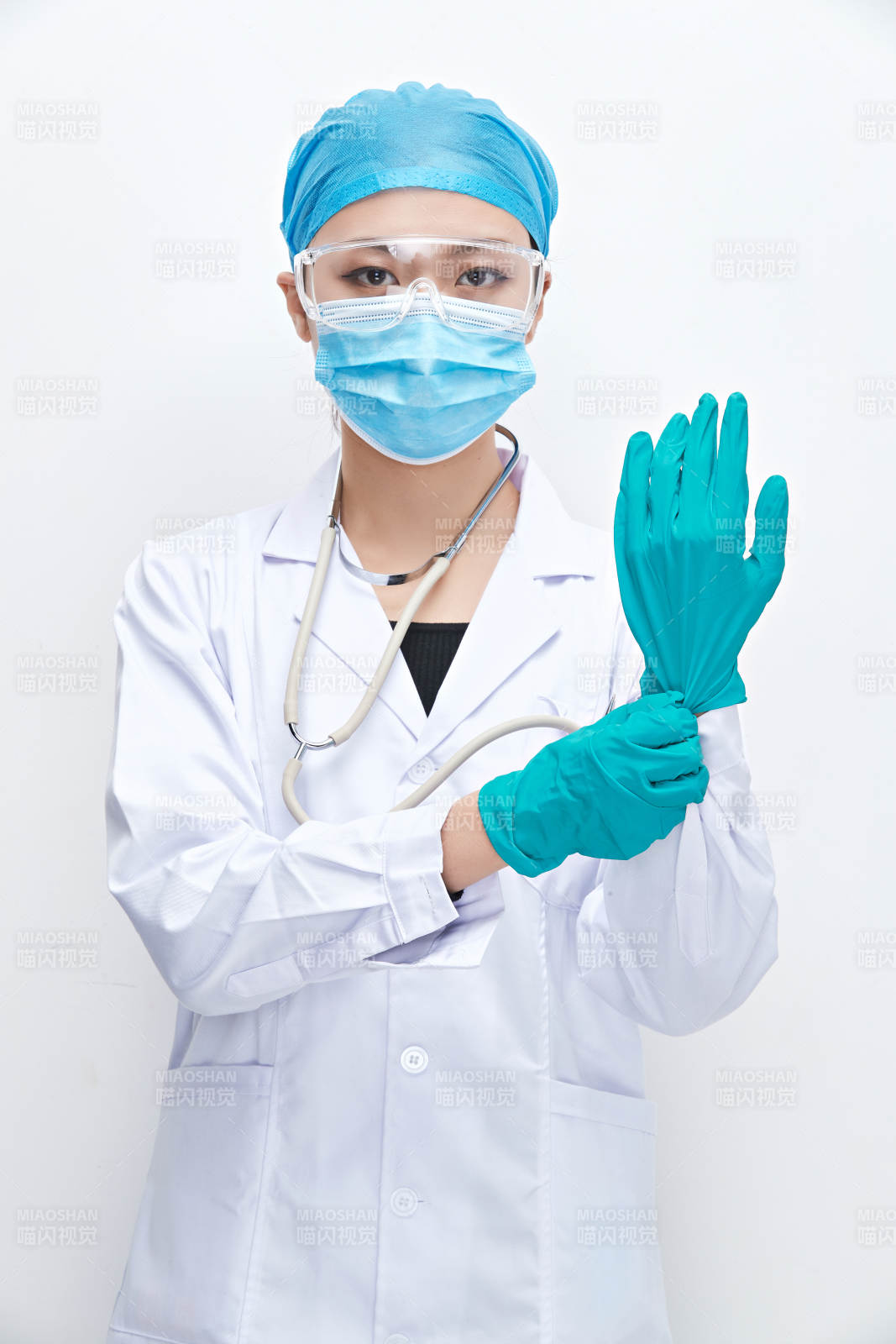 白色背景下的专业医疗人员形象图片
