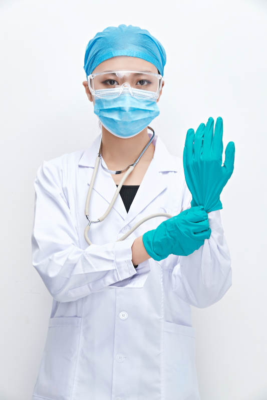 白色背景下的专业医疗人员形象图片