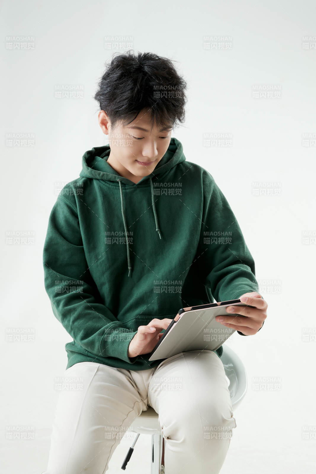 沉浸在网络恋爱世界的青年男子图片