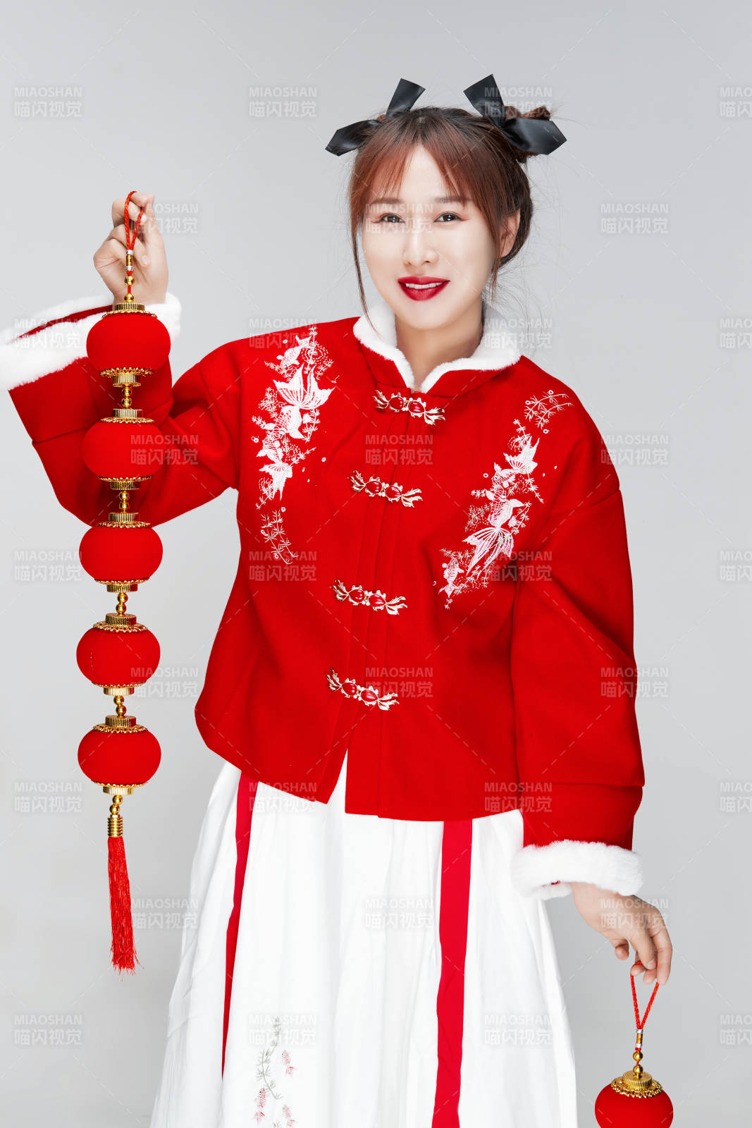 手提红灯笼身穿喜庆汉服的可爱少女图片