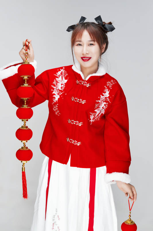手提红灯笼身穿喜庆汉服的可爱少女图片